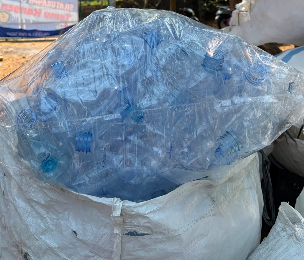 Botol PET biru